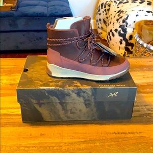 NWT checks waterproof boots